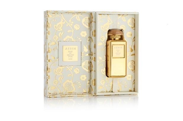 O mais recente projeto da MW Luxury Packaging com a Estée Lauder é uma caixa de presente de luxo para a fragrância Rose de Glasse d'Or de Aerin .