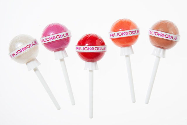 Flickable hat einen Lipgloss herausgebracht, der wie ein Chupa Chups aussieht. Topline nutzte diese einzigartige Form, um attraktive und funktionale Verpackungen zu schaffen. obersten Zeile