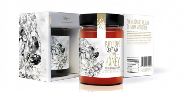 Cabas a remporté un prix FINAT 2014 dans la catégorie Produits alimentaires pour Rhyton - Cretan Thym Honey. Cette belle étiquette a été réalisée en imprimant la typographie sur un polypropylène nacré dans deux couleurs Pantone plus un vernis mat. L'illustration centrale complexe montre le moment où l'abeille collecte le pollen pour faire du miel dans la ruche. Ce type de miel ne se trouve que dans une région particulière de la Grèce