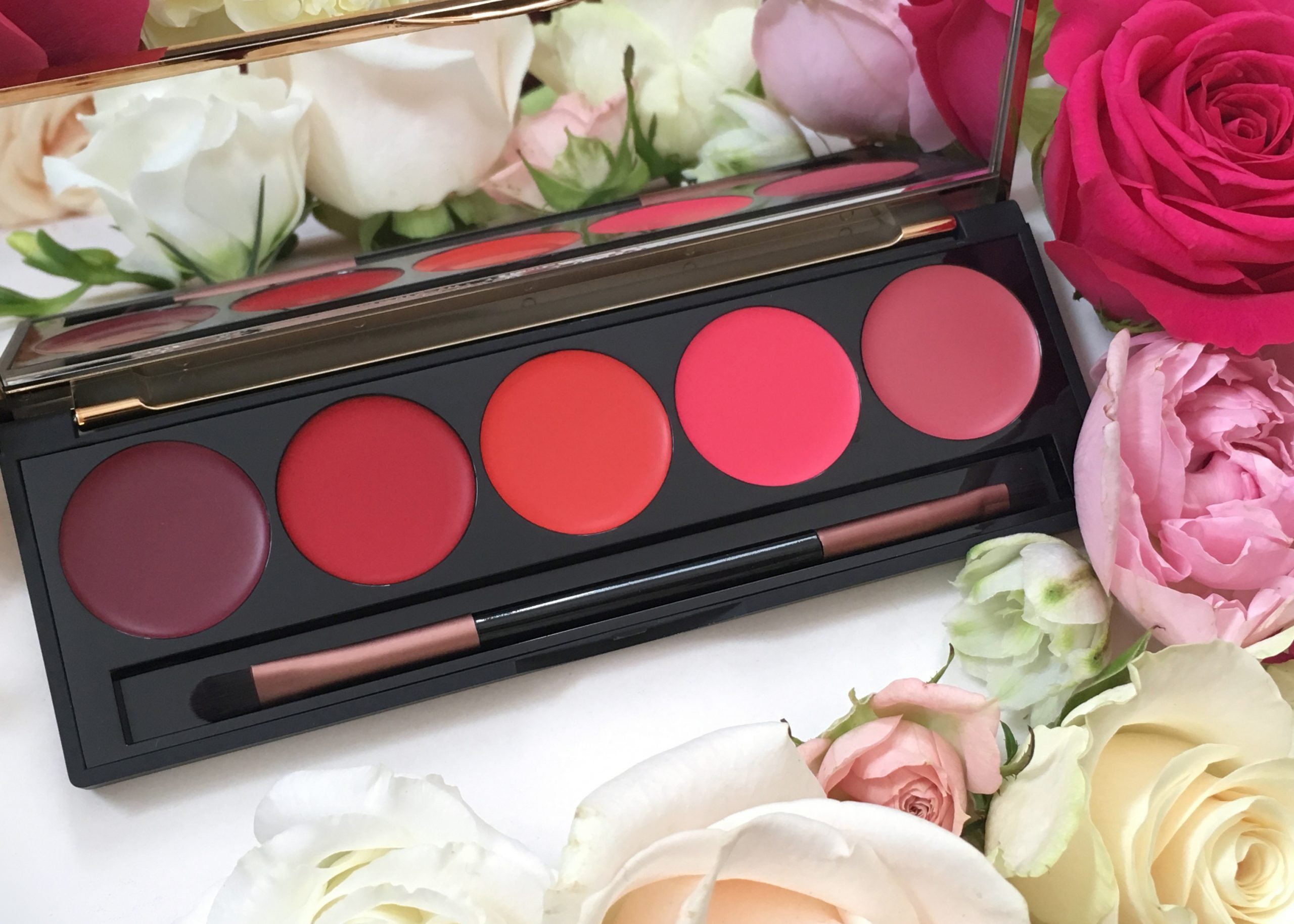 Die Lip Palette der neuseeländischen Marke Karen Murrell verwendet natürliche, feuchtigkeitsspendende Inhaltsstoffe, die das Produkt cremig und einfach aufzutragen machen. Quadpack ist seit vielen Jahren Ihr Verpackungslieferant . Der vordere Deckel der Palette weist ein hübsches Blumenmuster auf