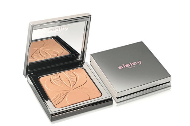 A Sisley confiou à Texen Beauty Partners o desenvolvimento de uma embalagem sofisticada e prática para seus pós compactos ultraleves. Com sua forma quadrada