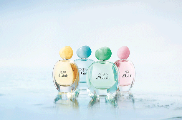 Armani asked Texen to create a marbled effect for a stopper in four different shades. The four Acqua di Gioia fragrances are now sublimated by the crystalline beauty of a thick-walled bottle and pebble-shaped stopper and a speckled finish speckled in surlyn. The cap is made of an injected material to reveal transparency and depth. Texen achieved this marbled effect thanks to a bespoke injection process. After an investigation period