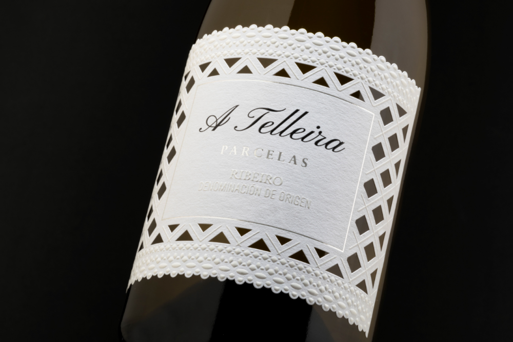 Il progetto A Telleira per l'azienda vinicola spagnola Grupo Reboreda Morgadio è disegnato dai designer spagnoli di Enpedra Studio e realizzato da Coreti . L' etichetta adesiva è il risultato di una produzione complessa e vuole ricordare le palilleiras