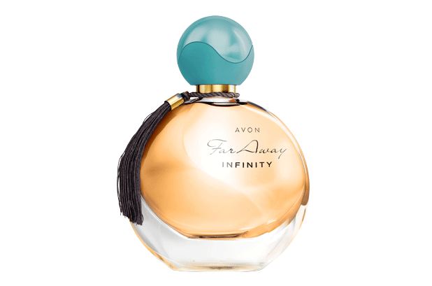 Seram orne les parfums Far Away d'Avon avec des pompons