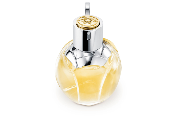 TNT Global Manufacturing a collaboré avec Clarins pour la conception des trois formats de bouchon du parfum Wanted Girl d' Azzaro . L'équipe a conçu le capuchon de pulvérisation en 10 pièces