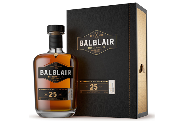Seram设计的纺织品标签突出了Balblair的25年陈酿单一麦芽苏格兰威士忌的瓶口。 合成皮革材料具有增强的鞋带效果。 与zamak的印章相关