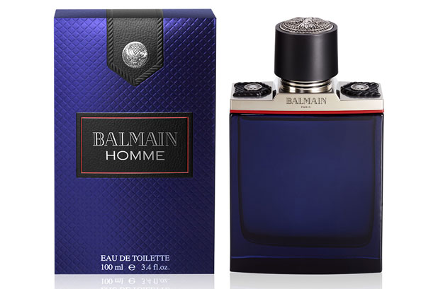 Stölzle hat die Balmain for Men -Flasche entworfen. Der Körper ist blau verdampft und die Schultern sind quadratisch geschnitten.