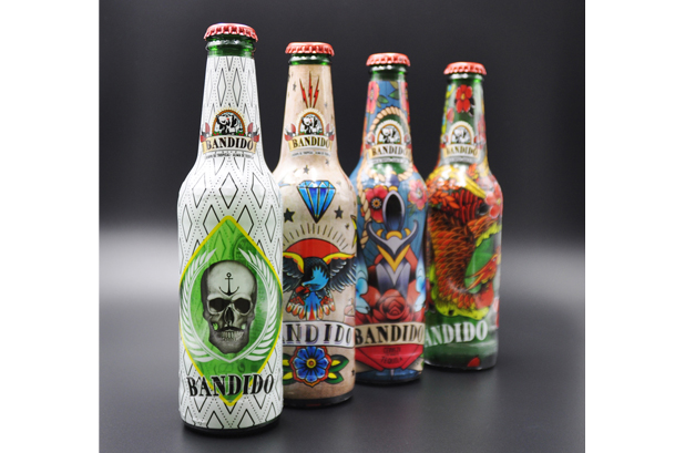 Compania Cervecera de Canarias は、 Bandidoブランドの特別版を発売しました。 デザインをボトルに落とし込むには