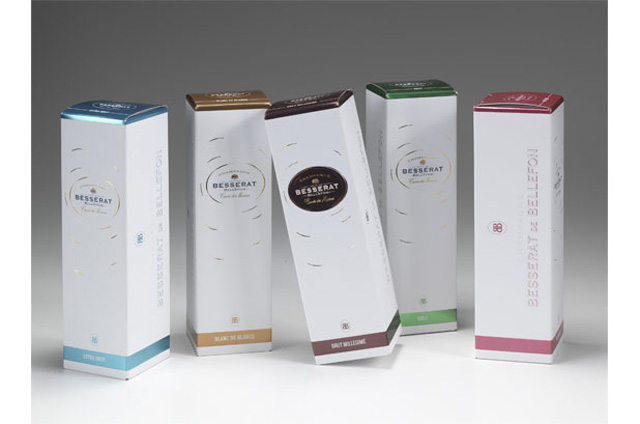 Besserat de Bellefon a choisi le carton Algro Design® de Sappi pour présenter son champagne emblématique Cuvée des Moines. Le défi était de trouver un carton blanc ultra- brillant sur lequel des finitions complexes pourraient être appliquées. Algro Design a une apparence luxueuse et ne se cassera pas même s'il subit plusieurs opérations de gaufrage. L'extrême douceur du matériau Algro Design fonctionne bien avec le processus de dorure à froid