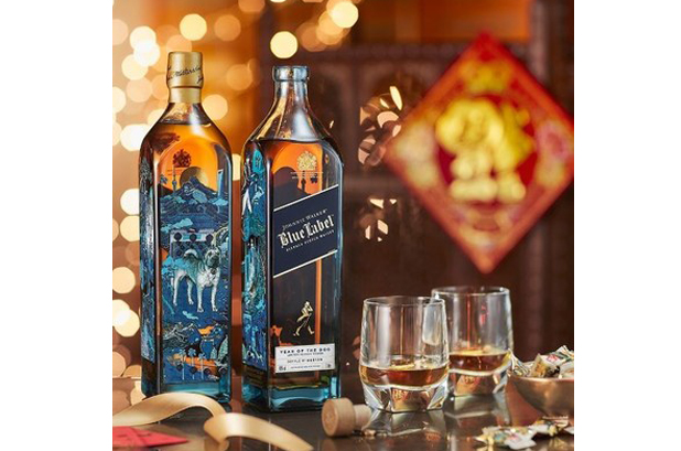 Johnnie Walker Blue Label Scotch Whisky lança uma edição limitada de garrafa em homenagem ao Ano do Cachorro. O design deluxe do Ano Novo Chinês deste ano é inspirado no vínculo precioso entre homem e cachorro