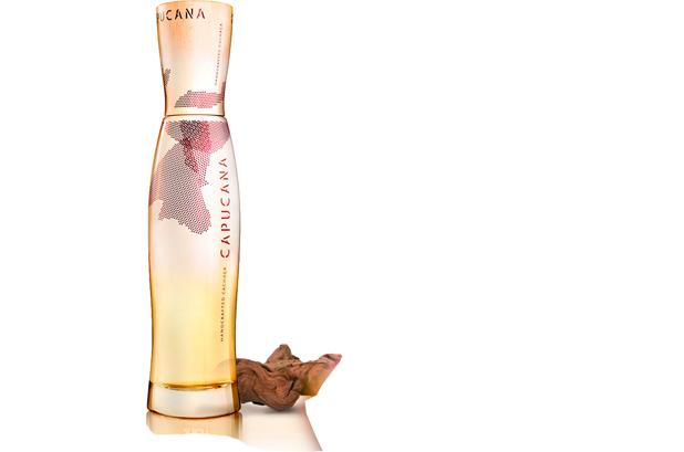 Il y a un an et demi, Estal Packaging a commencé à commercialiser le design d'emballage original de la célèbre boisson brésilienne «Cachaça Capucana». C'est une bouteille aux formes sinueuses rappelant la canne à sucre