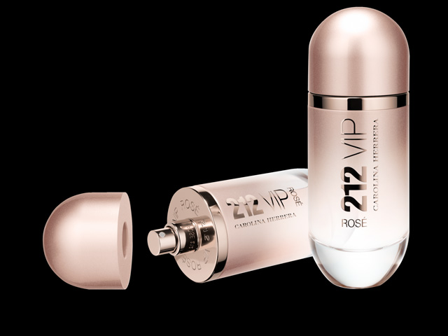 The bottle of the new version of 212 VIP Rosé by Carolina Herrera is presented with new materials and colors that give it a fresh and feminine elegance. Puig has once again relied on TESEM for the manufacture and decoration of the aluminum components of the new fragrance container: an anodized aluminum necklace and shoulder strap with an engraving of the brand and the aluminum cap lacquered in pink with the classic magnetic closure system from the 212 collection.