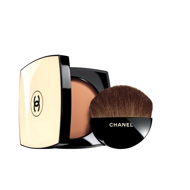 Les Beiges de Chanel has won a PCD 2014 award for its innovative packaging. They are powders that "appeal" to a "good face" gesture. The case is revealed in tune with the new range and plays with the unexpected: Les Beiges coexist with the legendary black lacquer. The situation is reversed: the backdrop becomes a bare skin that reveals the famous logo dressed in black. Sculpted in the shape of a half moon