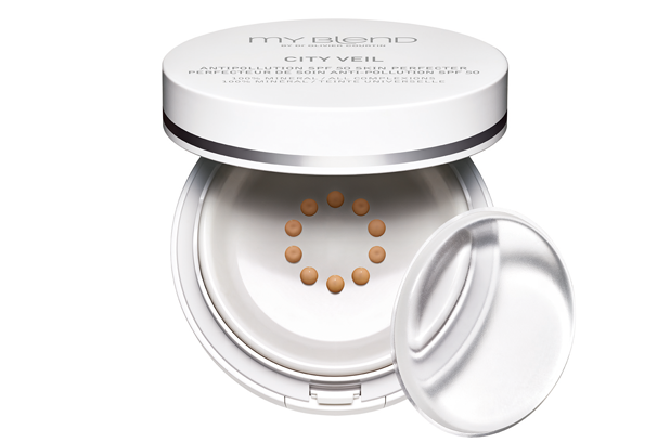 My Blend by Dr. Olivier Courtin (Clarins) decided to exploit the potential of the Texen Beauty Partners compact for City Veil. City Veil by My Blend uses a matte container decorated with 360 ° molded silver hot stamping. Inside the compact