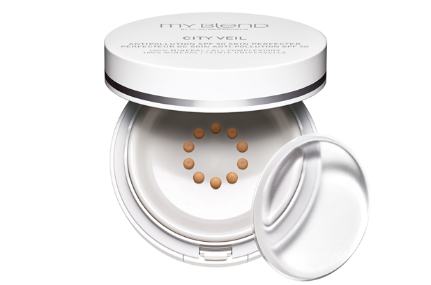 My Blend do Dr. Olivier Courtin (Clarins) decidiu explorar o potencial do compacto Texen Beauty Partners para City Veil. City Veil da My Blend usa um recipiente fosco decorado com estampagem a quente de prata moldada em 360 °. Dentro do compacto