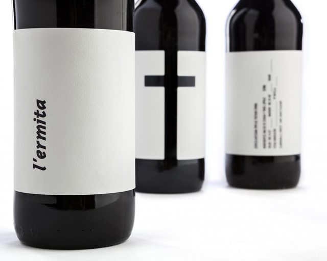 Le label de bière L'ermita a remporté les Fedrigoni Top Awards dans la catégorie Etiquetage. Le papier utilisé est le Tintoretto Gesso Manter. L'ermita est une bière 100% artisanale à la pression numérotée