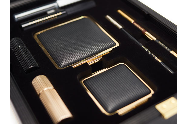 MW Luxury Packaging ha presentato la sua lussuosa confezione per l'edizione limitata di questa custodia per il trucco . Estée Lauder ha creato la Victoria Beckham Collection Daylight Edition in collaborazione con la stilista e cantante. Il pacchetto MW discreto è stato realizzato utilizzando una sottostruttura in MDF. Una scatola di cartone terziaria nera protettiva ospita la custodia per il trucco