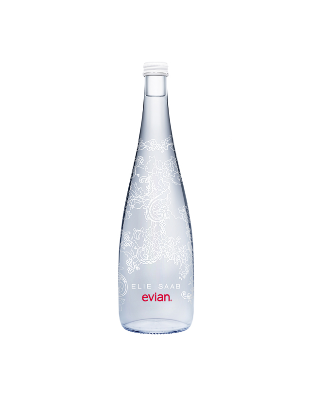 Evian ha collaborato con il designer libanese Elie Saab per creare la nuova edizione limitata 2014 della sua bottiglia di cristallo di acqua minerale naturale. Entrambe si sono unite per celebrare due concetti molto presenti nel DNA delle due aziende: la purezza delle linee e il design.