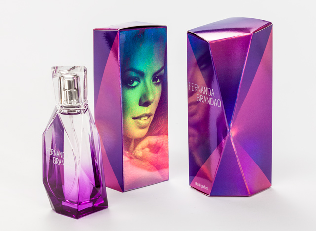 Der Karton des Jahres des Pro Carton ECMA Award 2014 wurde von Fernanda Brandao für Pure Dynamics verliehen. Der Kartonhersteller war Stora Enso. Die Jury schätzte die hervorragende Druckqualität der Box und den geschickten Einsatz der Holographie.