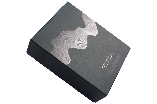 La boîte créée par Pollard Boxes pour le séchoir ghd Aura combine les couleurs corporatives de la marque avec des points en relief sur une feuille d'aluminium.