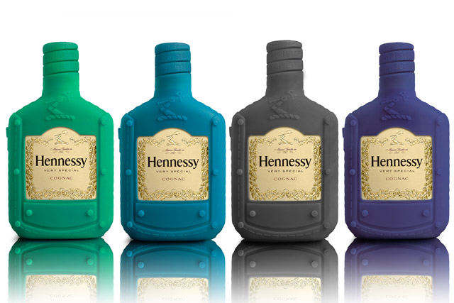 Hennessy выпустила ограниченную серию бутылок Hennessy XO 2017 от Марка Ньюсона . В руках всемирно известного дизайнера