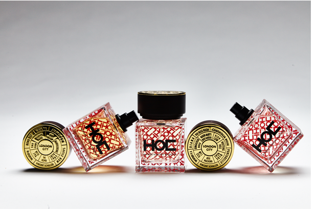 Histoire Olfactive Collective HOC (ロシア語で「鼻」) は、ニッチな香水に新しい嗅覚アプローチを提供する、型破りで独創的なブランドです。 このユニセックス香水はマーシャ・ザニエの作品です。