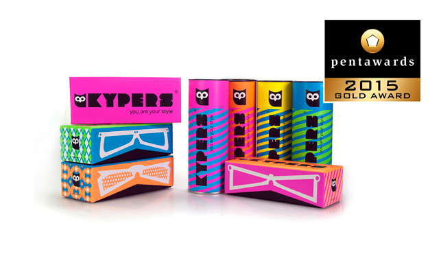 Bestiola Studio wurde beim prestigeträchtigen Pentawards 2015-Verpackungswettbewerb für das Kypers "Eyewear" -Projekt mit Gold ausgezeichnet. Bestiola Studio entwarf einige gewagte und innovative Verpackungen mit Kartons und Röhren mit einem Metalldeckel, der mit geometrischen Abbildungen in Fluorfarben ausgekleidet ist. Ein solider und kraftvoller Vorschlag, der nicht unbemerkt bleibt.