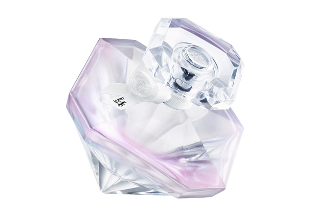 Lancôme Nuit Trésor Musc Diamant é um Eau de Parfum composto pelas mais exclusivas matérias-primas: um coração de essência de rosa entrelaçada com um exuberante almíscar com notas de frésia e baunilha. O pescoço é adornado com a rosa de seda característica de La Nuit Trésor