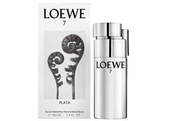 Decopak Europ为新型Loewe 7 Silver进行了闪亮的银色金属化处理和黑色丝网印刷。 带有Loewe 7 Silver的标志性Loewe 7'family'酒瓶变成弯曲的镜子。 一个现代且几乎采用技术的酒瓶，里面藏着新鲜而辛辣的淡香水。 新包装以Karl Blossfeldt的艺术品为特色