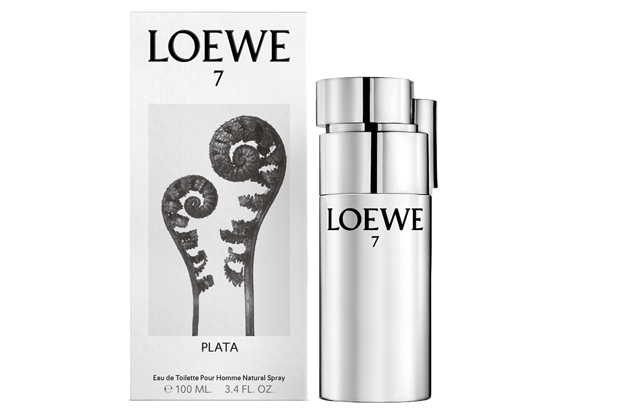 A Decopak Europ fez a metalização em prata brilhante e a impressão em tela preta para o novo Loewe 7 Silver . O icônico frasco da "família" Loewe 7 é transformado em um espelho curvo com Loewe 7 Silver. Uma garrafa moderna e quase tecnológica que esconde uma Eau de Toilette fresca e picante. O novo pacote apresenta uma obra de arte de Karl Blossfeldt