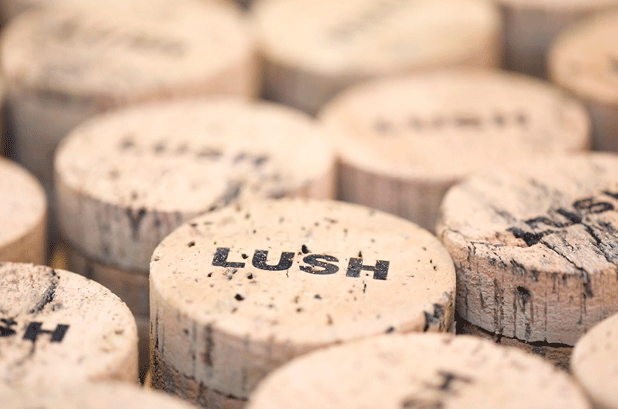 <p><strong>Lush</strong> utiliza un nuevo envase reutlizable para su champú sólido. La<strong> caja de corcho</strong> es un envase 100% natural