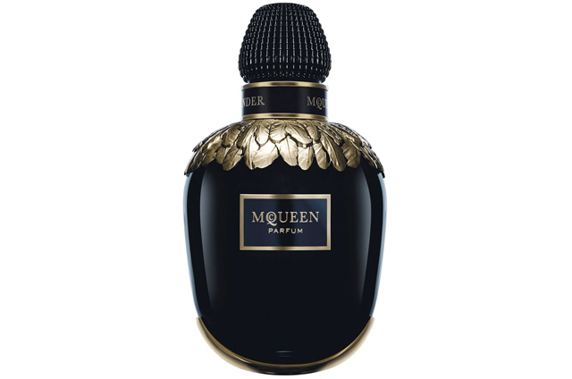 Uma embalagem de “alta-costura” do Pochet Group para a nova fragrância Alexander McQueen : a tampa preta intensa