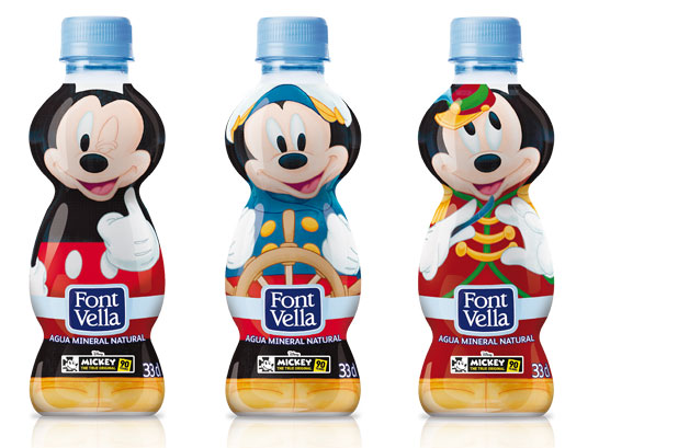 Font Vella hat anlässlich des 90-jährigen Bestehens von Mickey und Minnie Mouse mit einer limitierten Auflage seiner Font Vella Kids- Flaschen teilgenommen. Auf der einen Seite