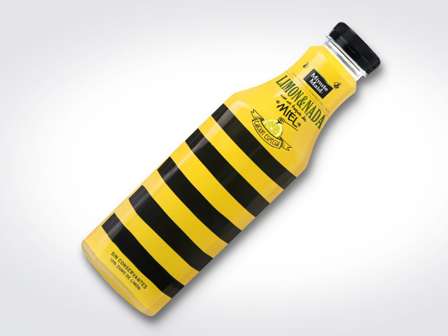 Erstellung des grafischen Konzepts für die Verpackung von Minute Maid Limón&Nada Miel (The Coca-Cola Company). Die Verpackung wurde von den Hauptakteuren des Produkts inspiriert: den Bienen. Ziel des Designs war es, mit einer eindrucksvollen Verpackung Aufmerksamkeit am Point of Sale zu schaffen. Die Herausforderung für die Agentur Delamata Design bestand darin, der Marke Sichtbarkeit zu verleihen. Mit der Einfachheit der gelben und schwarzen Striche