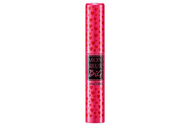 A deep pearly pink and heart-embellished packaging for Lancôme's Monsieur Big Valentine Day limited edition. Albéa manufactures the Monsieur Big Valentine limited edition mascara packaging. The traditional Mr. Big design is transformed into pearl pink thanks to a varnish and covered from top to bottom in silkscreen red hearts. A clear UV lacquer finish completes the ensemble. On top of the lid