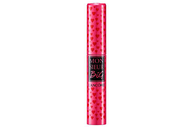 Eine intensiv perlrosafarbene und mit Herzen verzierte Verpackung für die limitierte Edition von Lancômes Monsieur Big Valentine Day. Albéa stellt die Verpackung für die limitierte Auflage der Monsieur Big Valentine Mascara her. Das traditionelle Mr. Big-Design ist perlmuttrosa lackiert und von oben bis unten mit roten Herzen im Siebdruckverfahren bedeckt. Eine klare UV-Lackierung rundet das Ensemble ab. Oben auf der Kappe