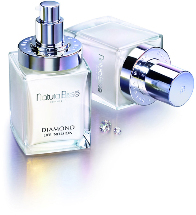 Diamond Life Infusion has a packaging that combines a glass container with a rigid Airless container from Yonwoo