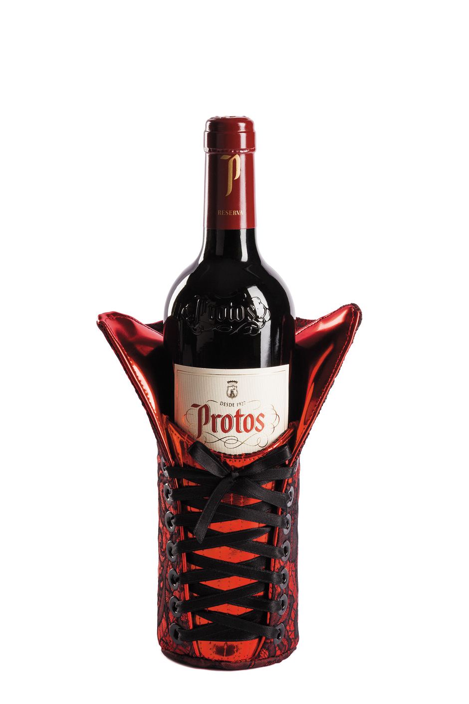 La confezione natalizia del vino Protos Reserva è stata opera della designer Maya Hansen