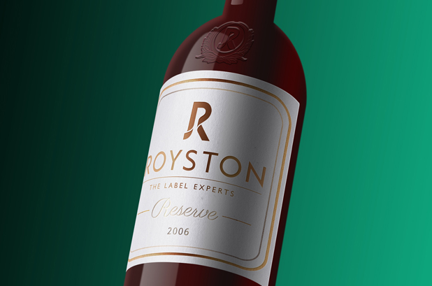 <p><strong>Label’Glass</strong> es un nuevo servicio innovador de <strong>Royston Labels</strong> que permite decorar envases de cristal con emblemas en relieve. Para conseguir este efecto