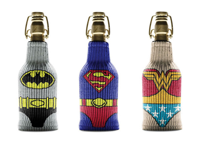 Superheroe Bottle Sleeves são três originais que mantêm a bebida gelada por horas. As mangas esticam e podem caber em qualquer garrafa ou copo. Existe uma gama de três mangas diferentes