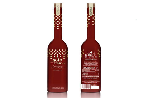 L'huile d'olive extra vierge Soto Marañón (EVOO) a choisi PCM Packaging Color Manufacturing pour décorer son nouvel emballage. L' huile Soto Marañón - Manjar Sibarit est née en tant qu'huile premium dans la catégorie EVOO. Il est livré dans un joli flacon décoré d'une peinture à base d'eau rouge opaque et de deux sérigraphies avec des encres UV blanches et dorées. Le contraste des tons attire l'attention à lui seul