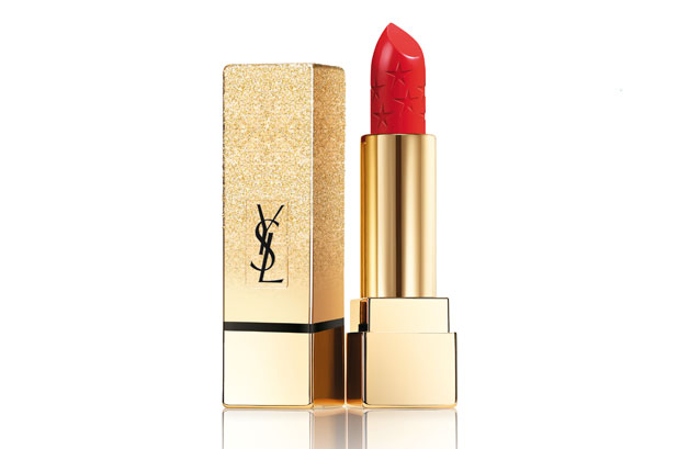 伊夫·圣洛朗（ Yves Saint Laurent）的Rouge Pur Couture身穿金色和银色优雅闪闪发光的装饰