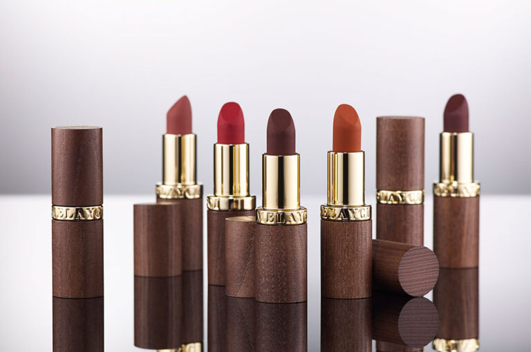 Melayci se presenta con una colección de barras de labios de madera de Corpack
