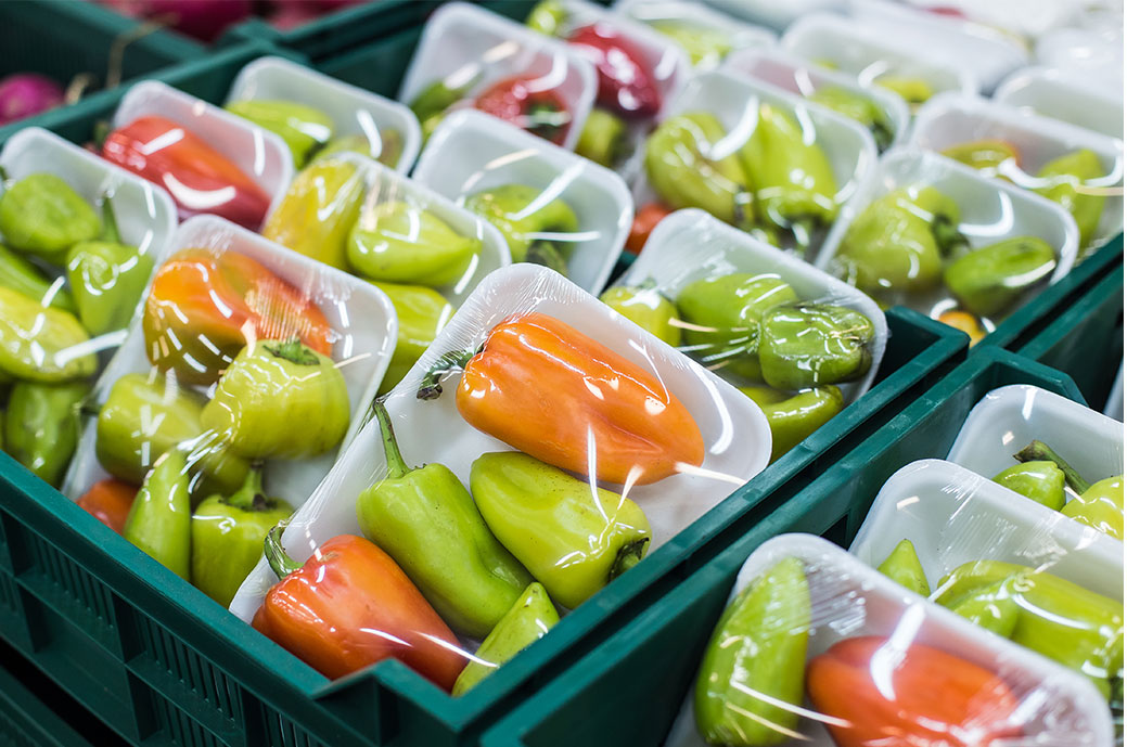 frutas e vegetais em recipientes de plástico