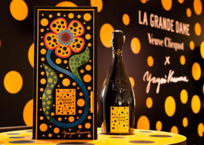La création vibrante de Yayoi Kusama pour La Grande Dame 2012 de Veuve Clicquot