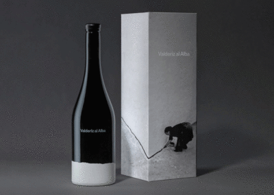 Una botella pintada a mano, en una evocadora caja, para el vino Valderiz al Alba