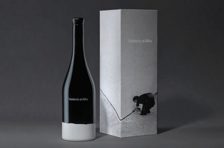 Uma garrafa pintada à mão, em uma caixa evocativa, para o vinho Valderiz al Alba