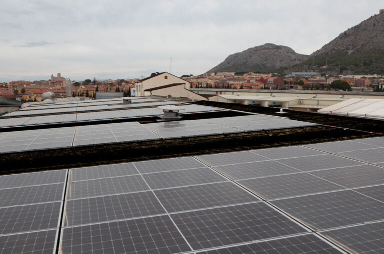 Enplater Group amplía la producción de energía solar en los centros de Torroella y Sariñena