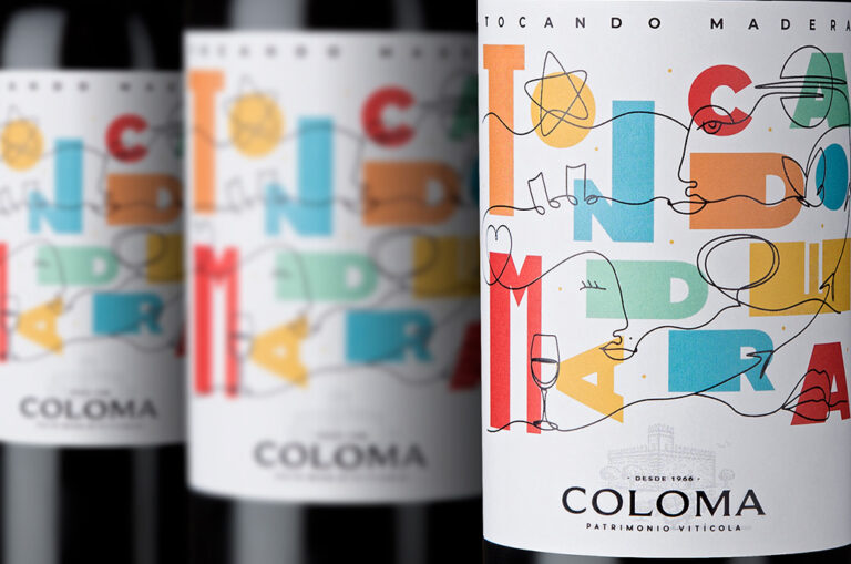 Eva Arias conçoit l'emballage du vin Tocando Madera