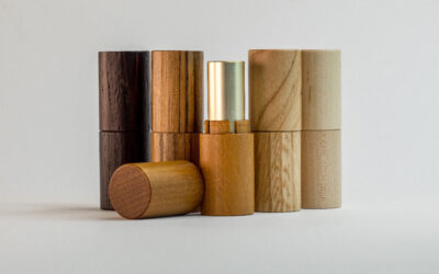 Aptar BeautyとQuadpackが詰め替え可能な木製リップスティックをリニューアル
